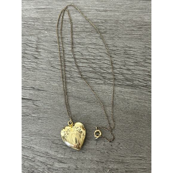 Cute Vintage Gold Tone Etched Heart Locket - Picture 2 of 4